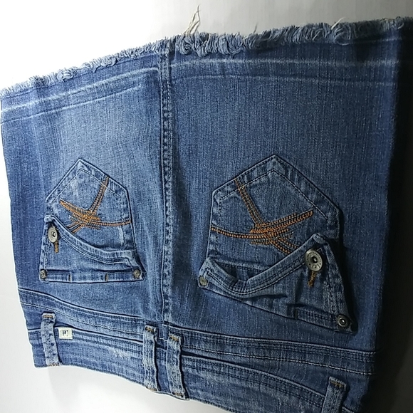 Lei Denim Skirt. - Picture 5 of 6